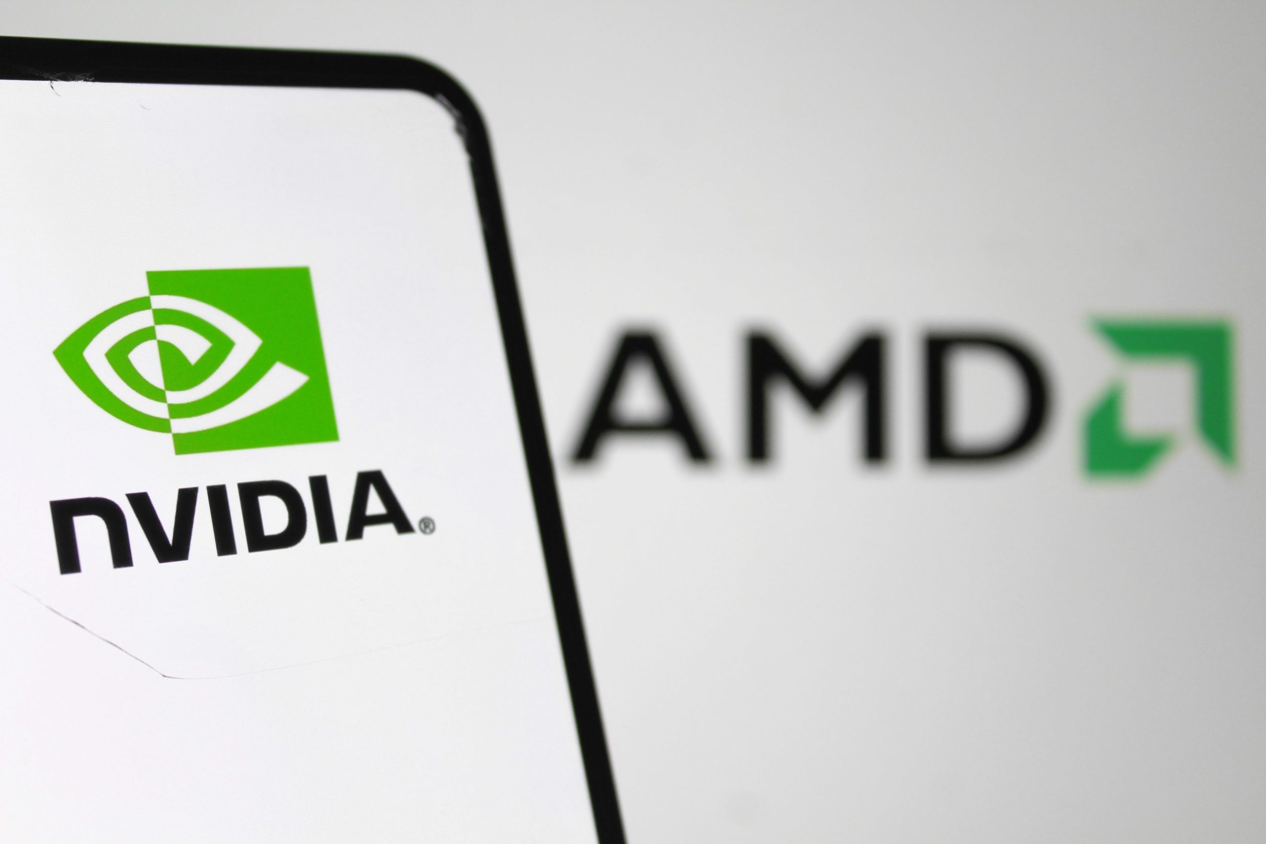 CEOs jugent l’accord Nvidia-AMD pour la Chine « brillant, une taxe qu’on n’a pas à payer »