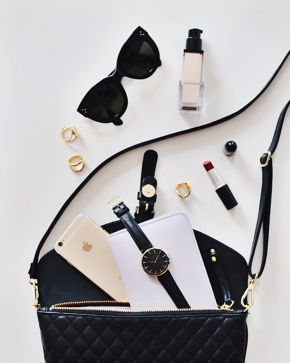 Mode 2025, women's sunglasses and black bag with watch and iPhone 6