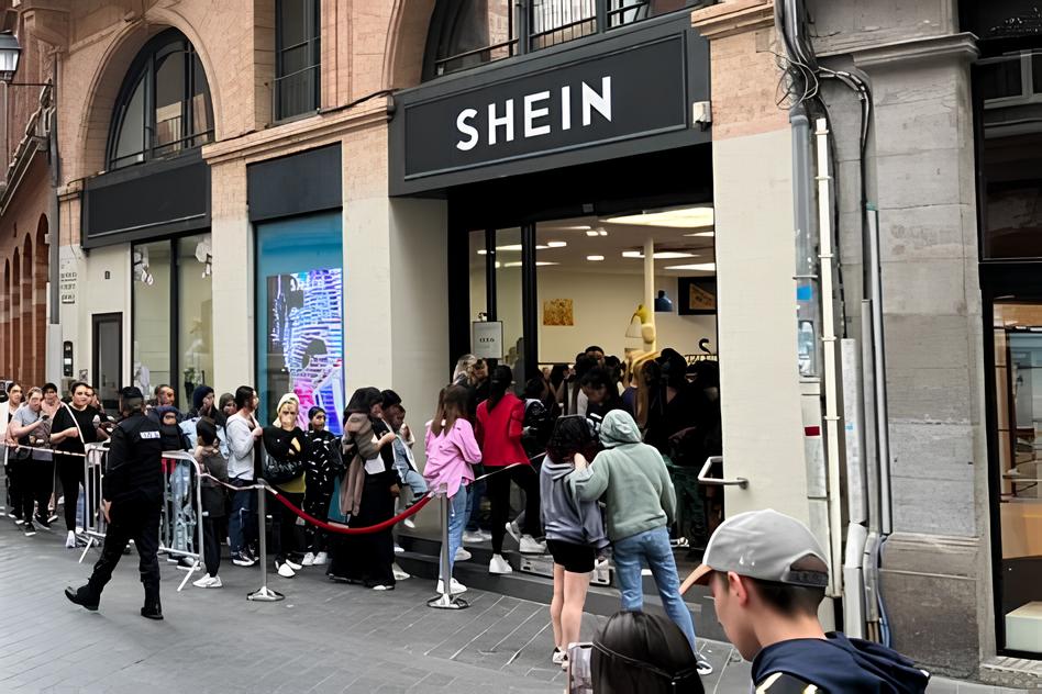 Ouverture Shein Paris 2025 au BHV : une boutique animée, accueillant les premiers clients enthousiastes, avec une présentation moderne et dynamique des collections mode dans une ambiance énergique et accueillante